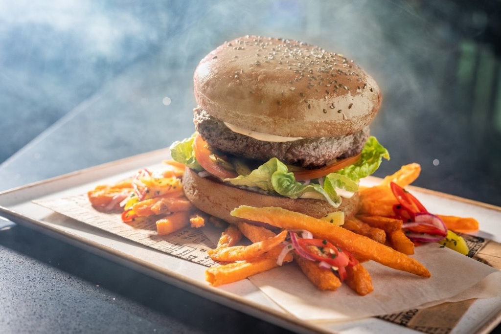 Cloud 9 hovězí burger se salámem chorizo, servírovaný s hranolkami ze sladkých brambor a lanýžovou majonézou