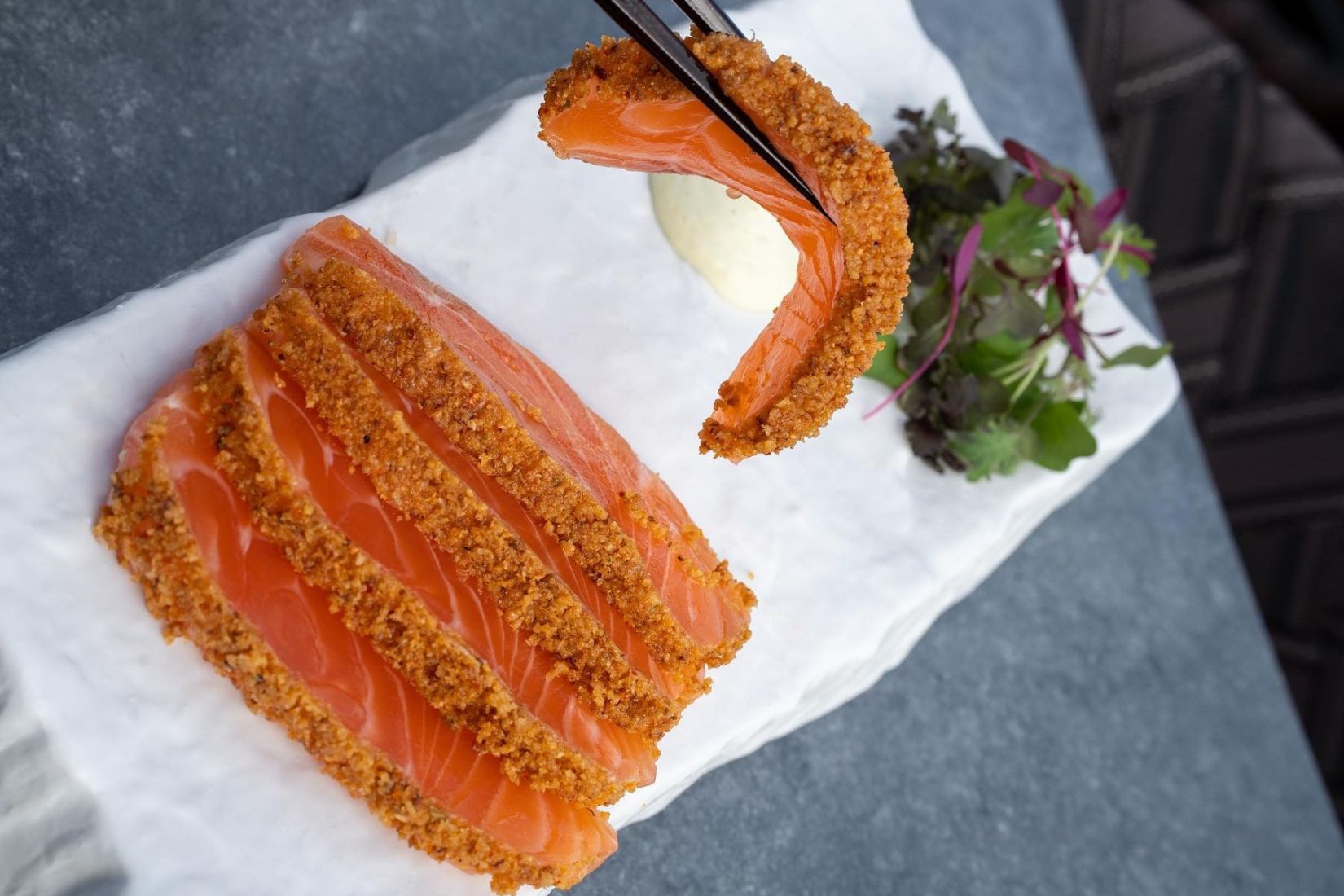 Sashimi z lososa, krusta z čili a šalotky, wasabi